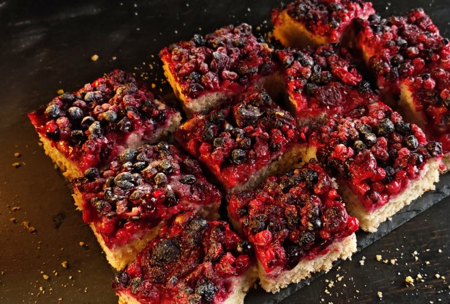 Prăjitură de post cu fructe de pădure – rețetă simplă și delicioasă