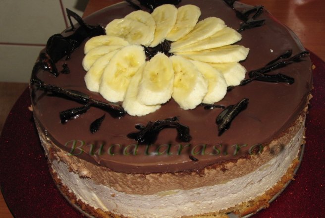 Tort cu mousse caramel, banane si ciocolata