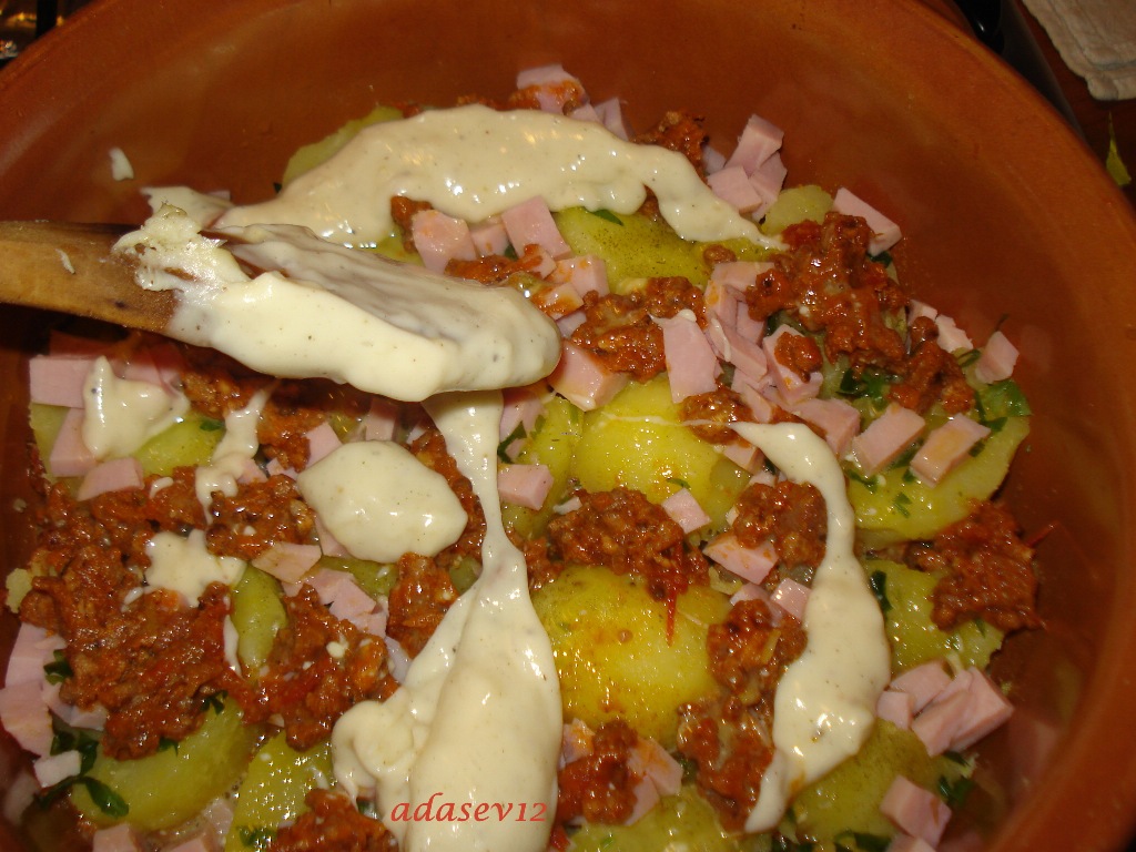 Cartofi la cuptor cu ragu de carne si sos bechamel