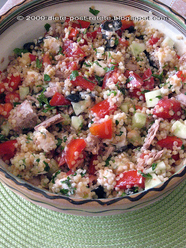 Salata cu ton, cous-cous si legume de sezon