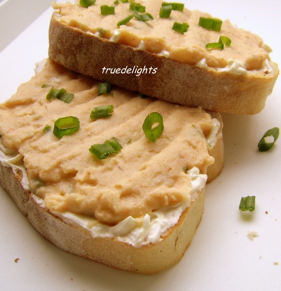 Tartine cu branza si crema de fasole