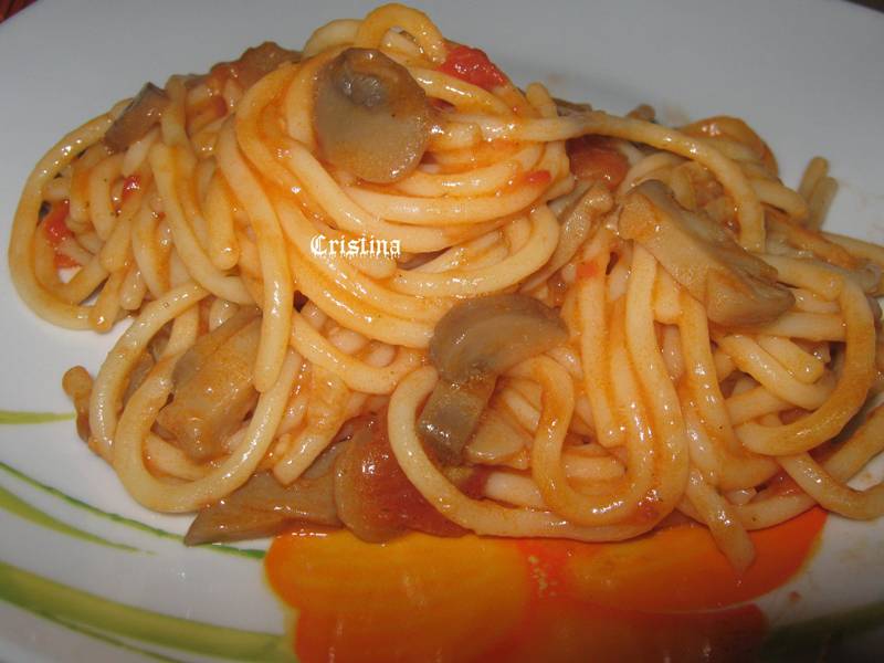 Spaghete cu ciuperci şi sos de roşii - de post