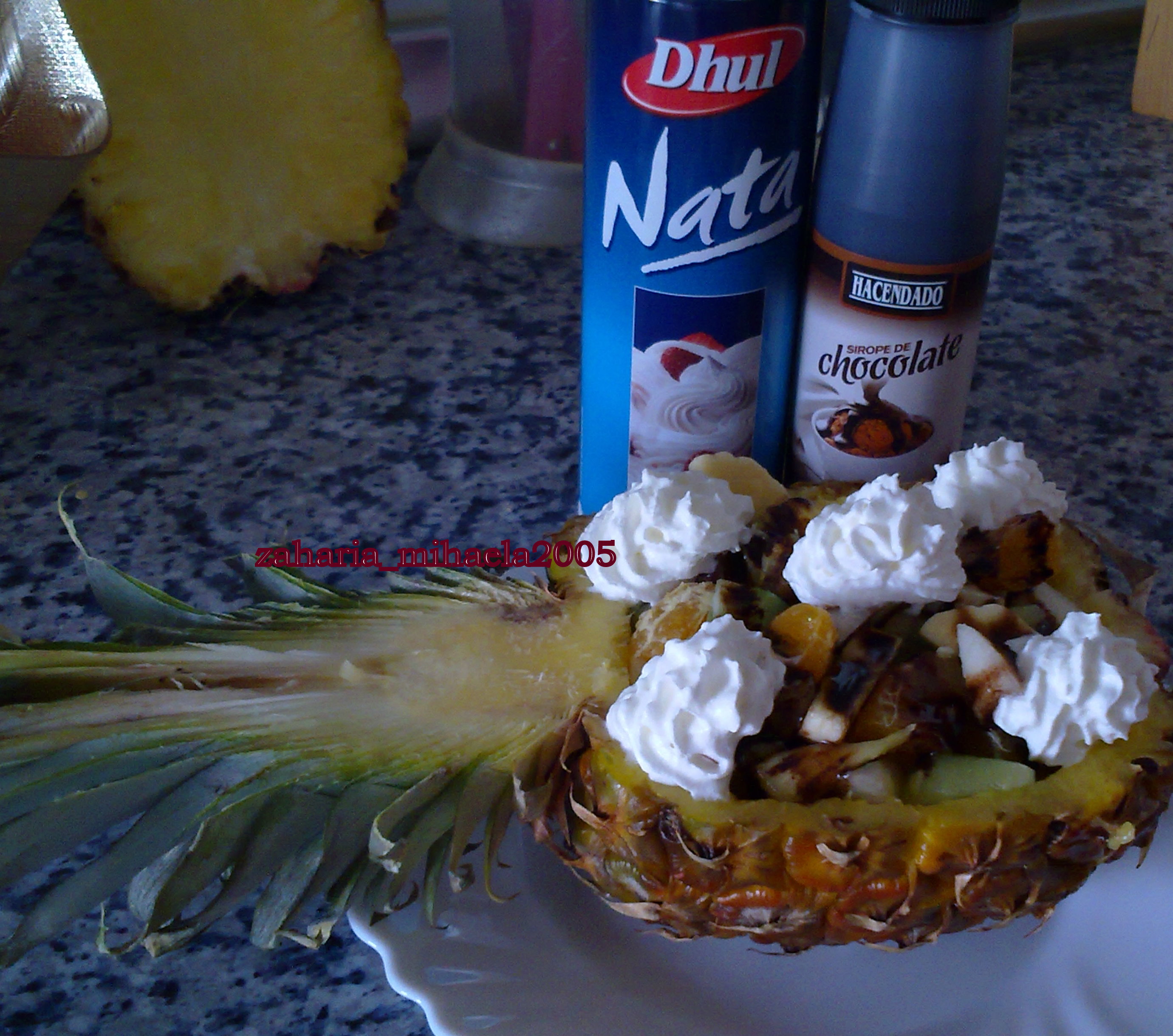 Salata de fructe in coaja de ananas