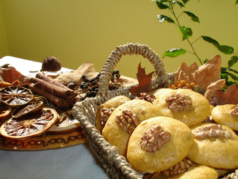Biscuiti aromati cu nuca, stafide si dovleac