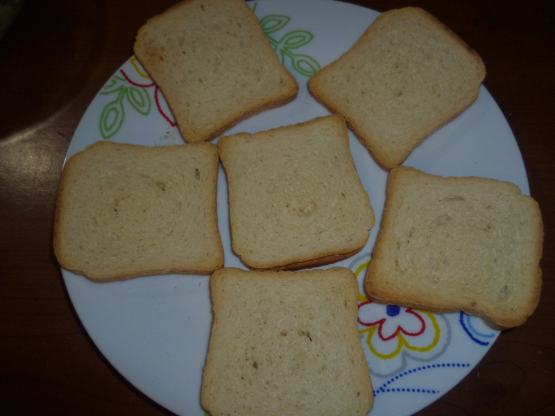 Pasta de ton pe fette biscottate (felii de paine prajita)