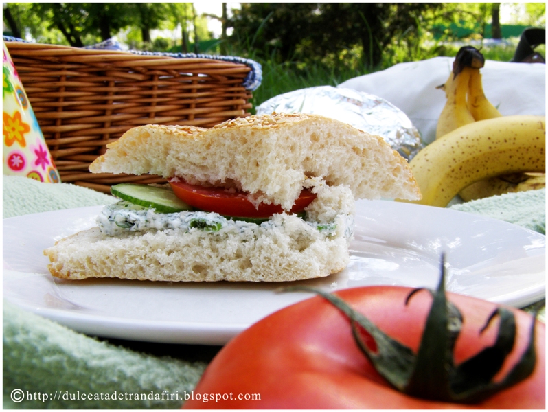 Sandwich-uri cu branza si verdeturi