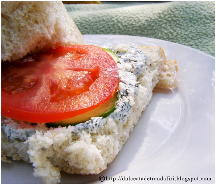 Sandwich-uri cu branza si verdeturi