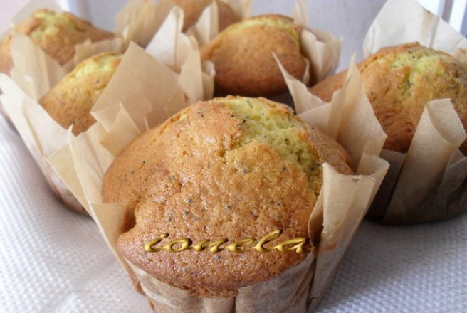 Briose cu seminte de mac (Poppy Seed Muffins)