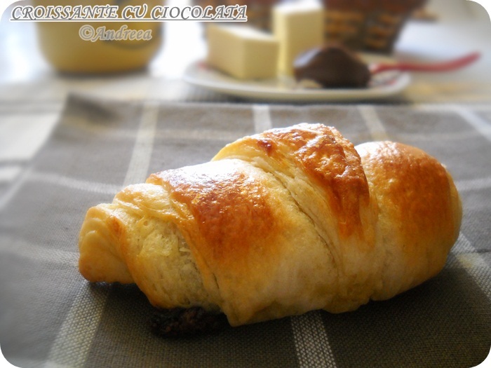 Croissante cu ciocolata