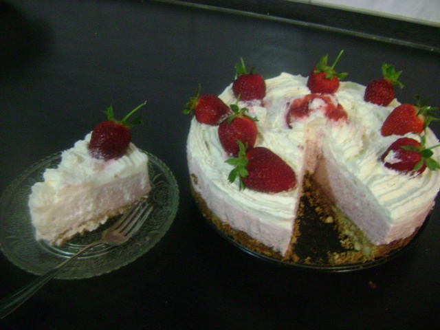 Cheesecake cu frisca si crema de capsuni