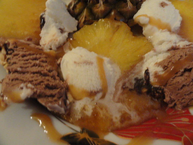 Ananas caramelizat cu inghetata