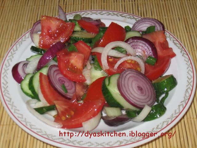 Salata  de rosii, ceapa si castraveti - vedeta in bucataria mea