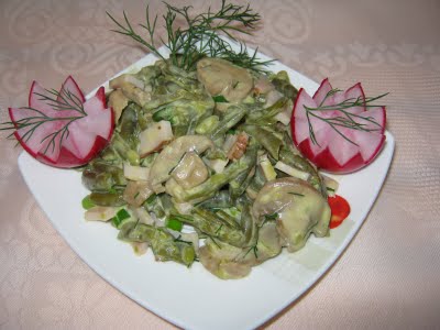 Salată de fasole verde cu ciuperci şi pastramă