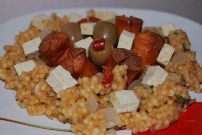 Cous-cous marocan cu crenvursti, masline si tofu