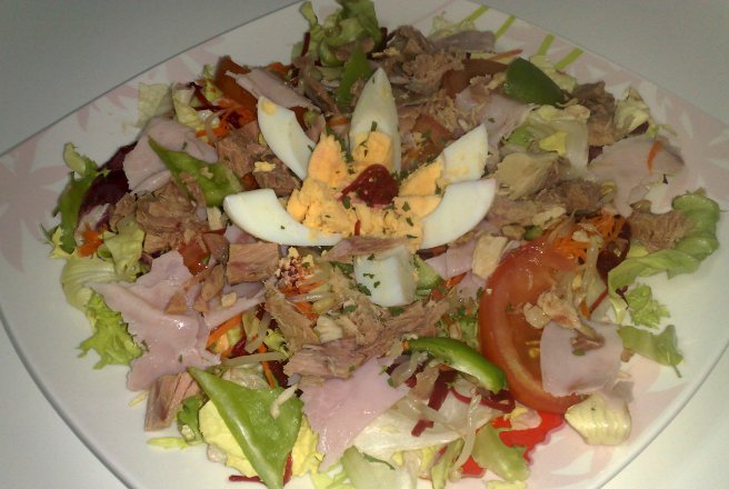 Salata de cruditati cu ton si sos de maioneza