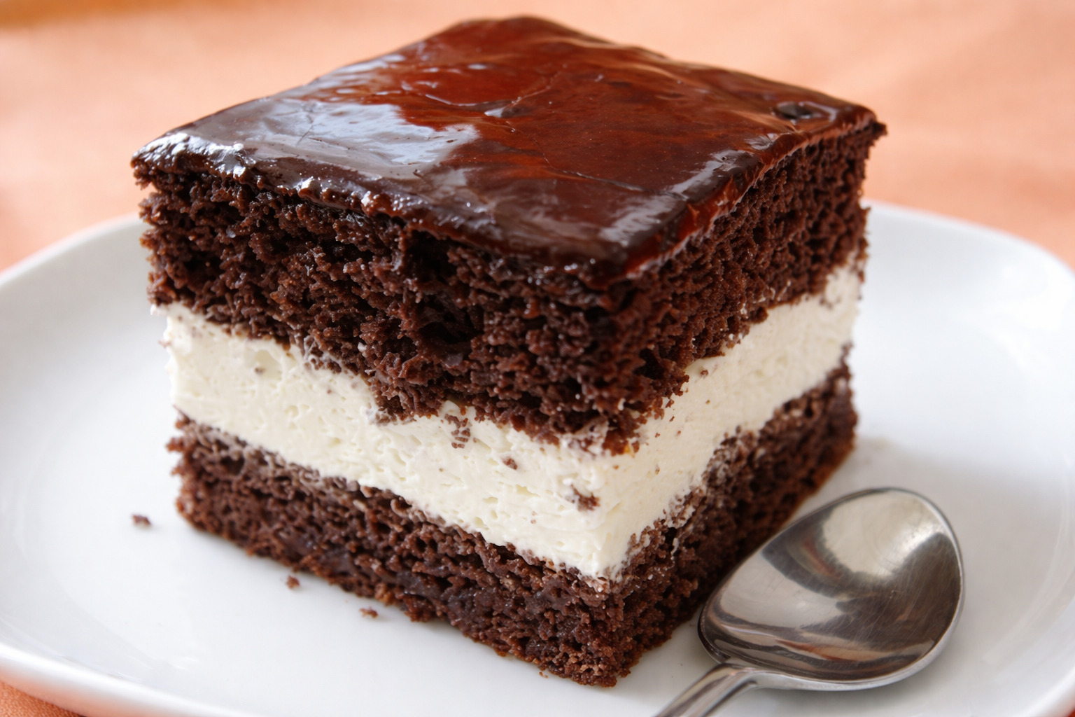 Desert prajitura cu crema de ciocolata alba