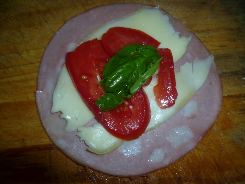 Rulouri cu mozzarella, prosciutto si mortadella