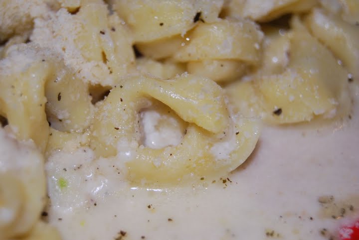 Reteta simpla si rapida de tortellini in sos de smantana si cascaval