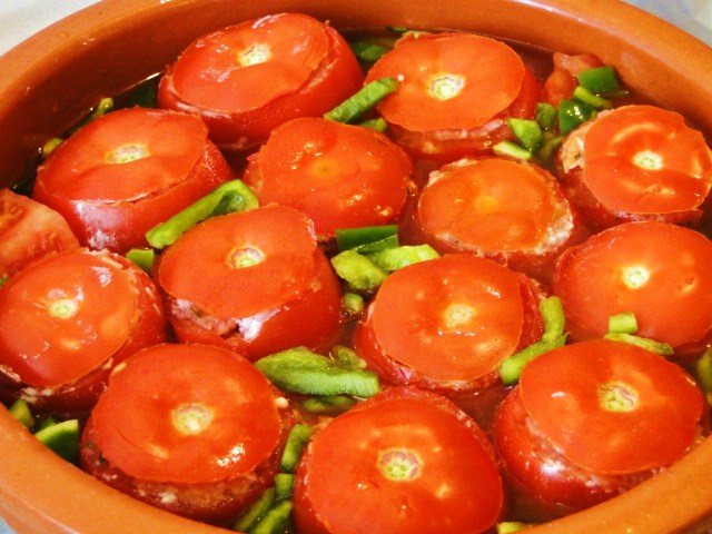 Rosii umplute cu carne de porc si orez la cuptor