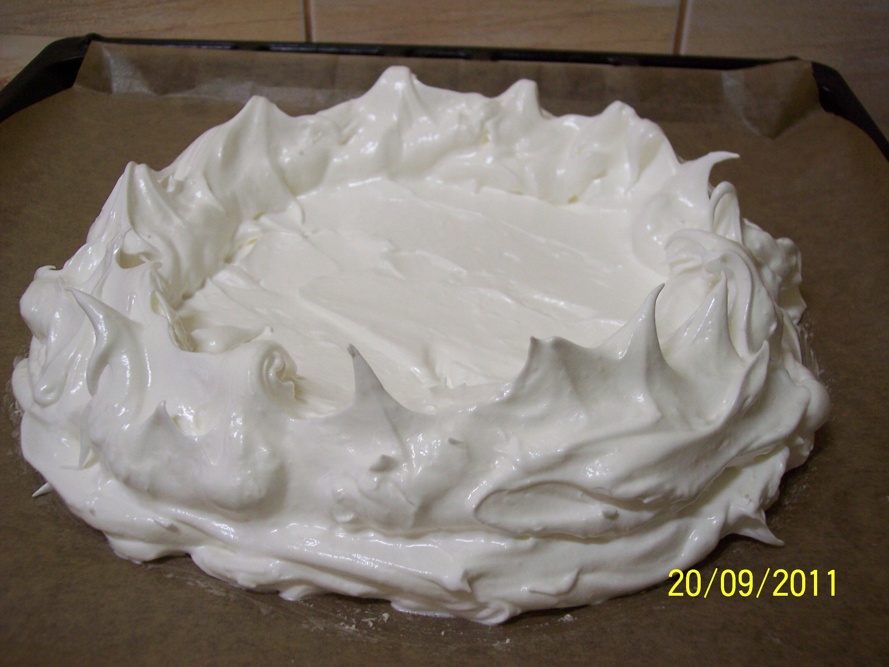 Pavlova cu crema de vanilie si frisca