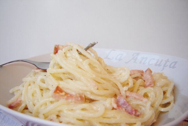 Spaghete carbonara, reţetă cu smantana