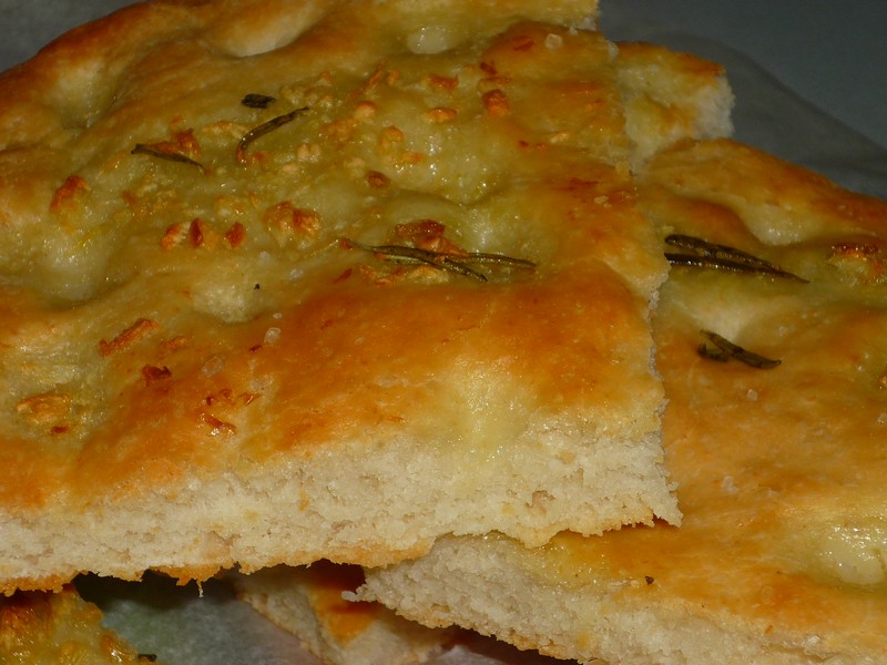 Focaccia alla genovese cu usturoi si rozmarin