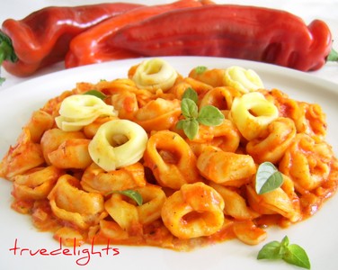 Tortellini cu sos de ardei