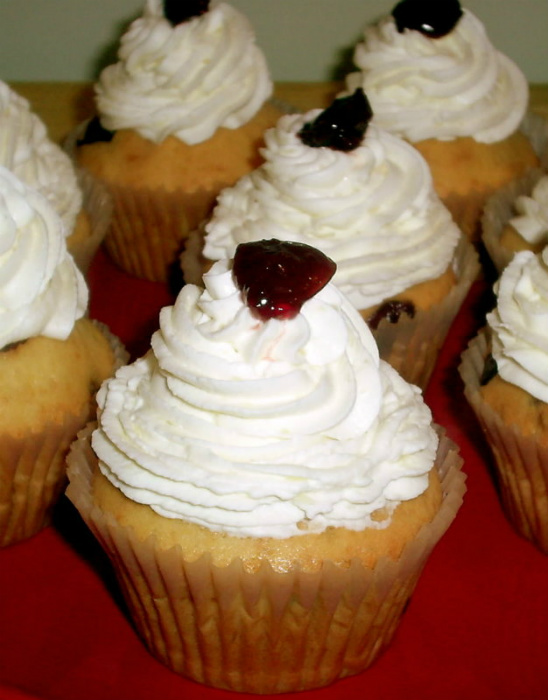 Cupcakes cu merisoare si crema de vanilie