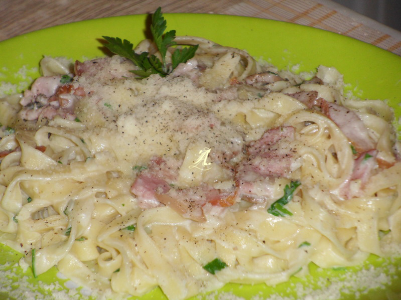 Tagliatelle cu bacon si sos de smantana