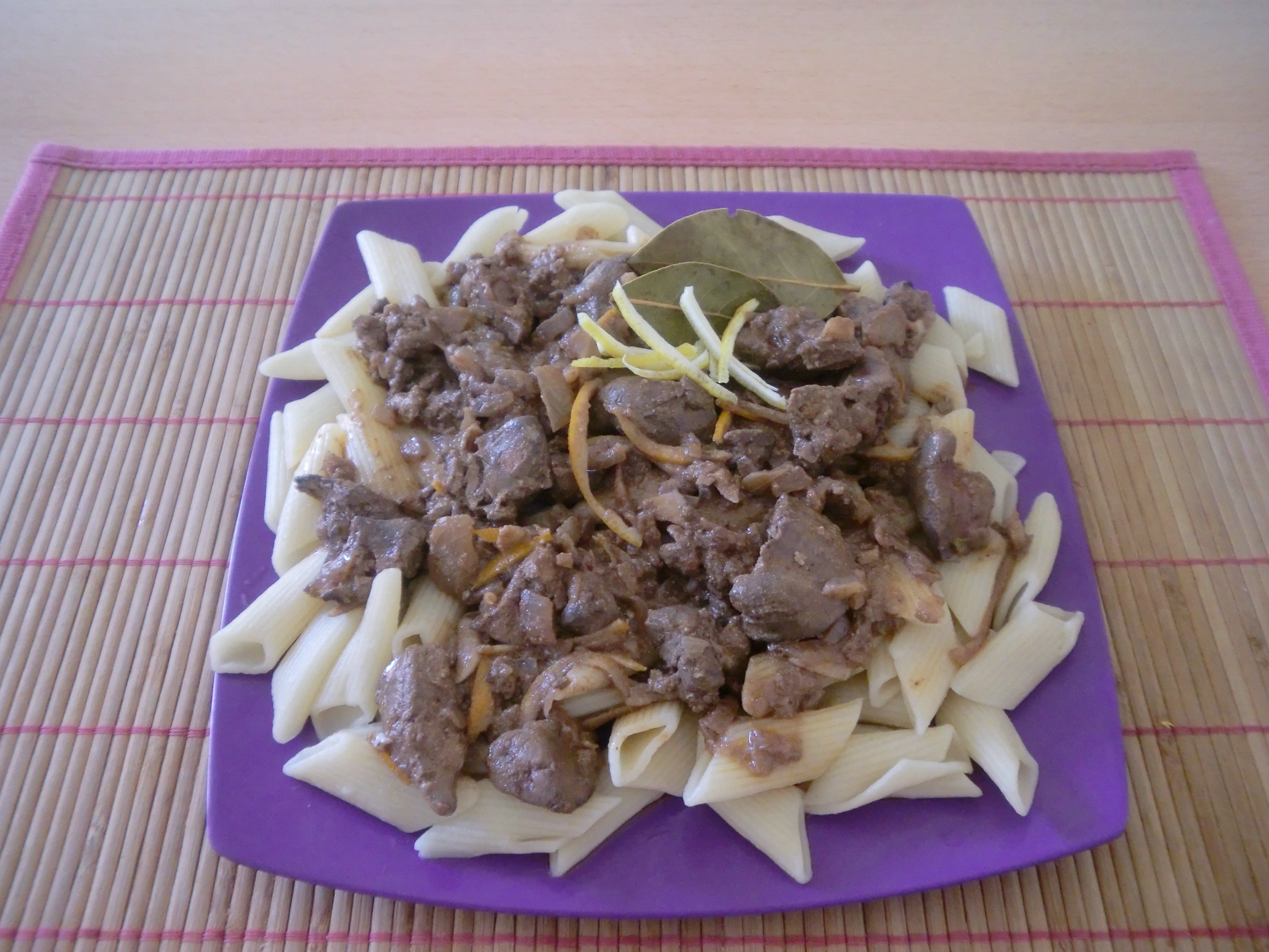 Higado  pollo con penne (Ficat de pui cu paste)