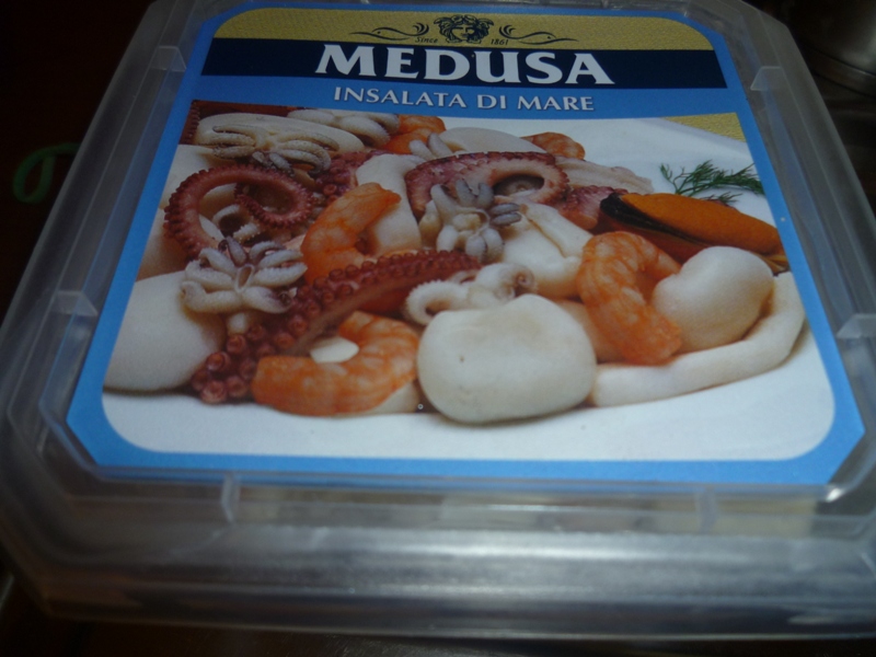 Salata de fructe de mare cu orez in sos de maioneza