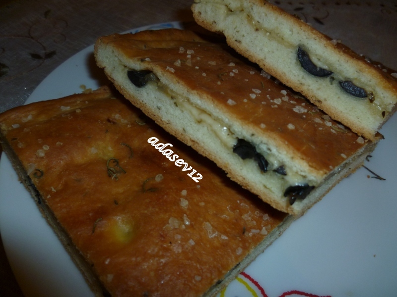 Focaccia umpluta cu ceapa si masline