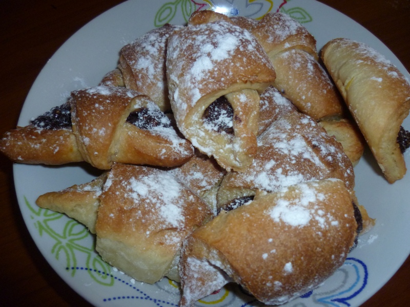 Croissant cu ciocolata, nuca si crema de alune