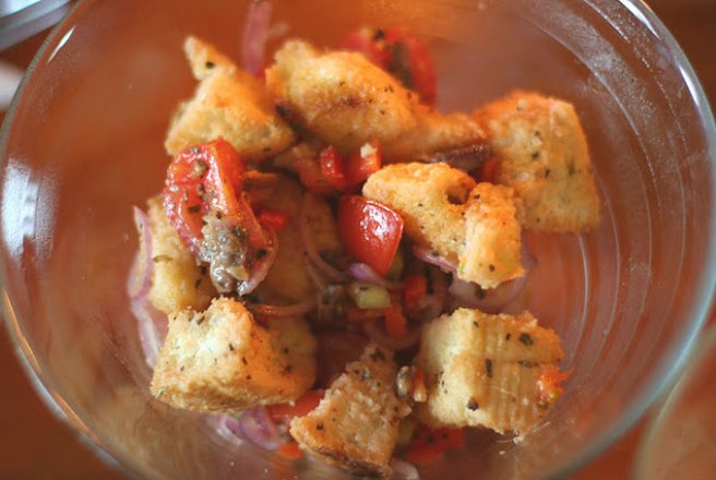 Panzanella (salată italiană cu pâine)