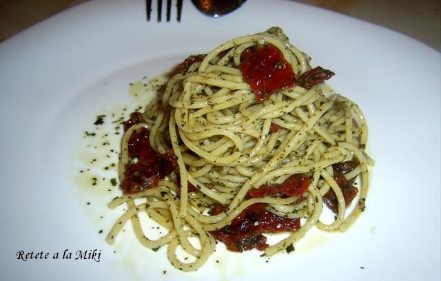 Spaghetti con pomodori secchi e basilico