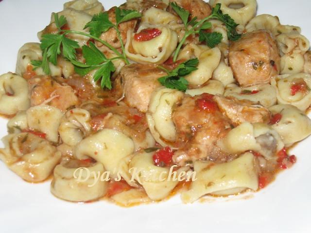 Tortellini cu piept de pui in sos picant