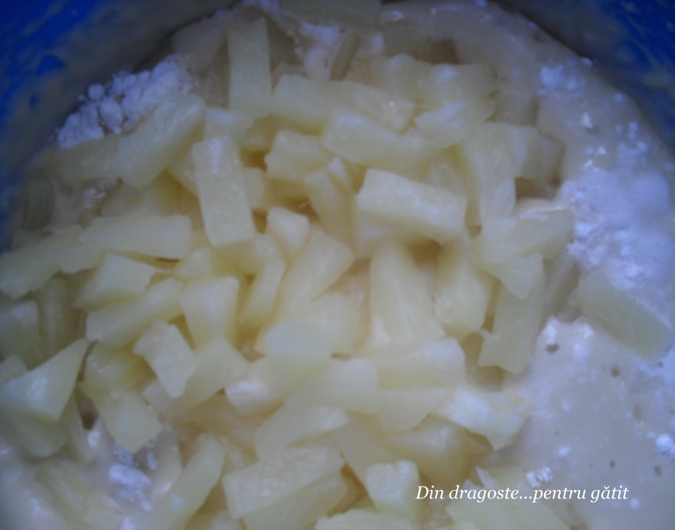 Prăjitură un, deux, trois cu ananas şi ciocolată