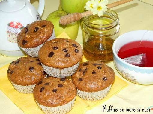 Muffins cu mere si nuci