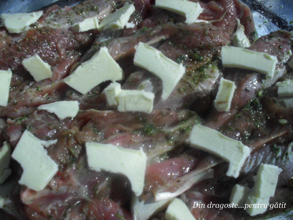 Pulpă de curcan dezosată cu ierburi aromate & Salată de crudităţi