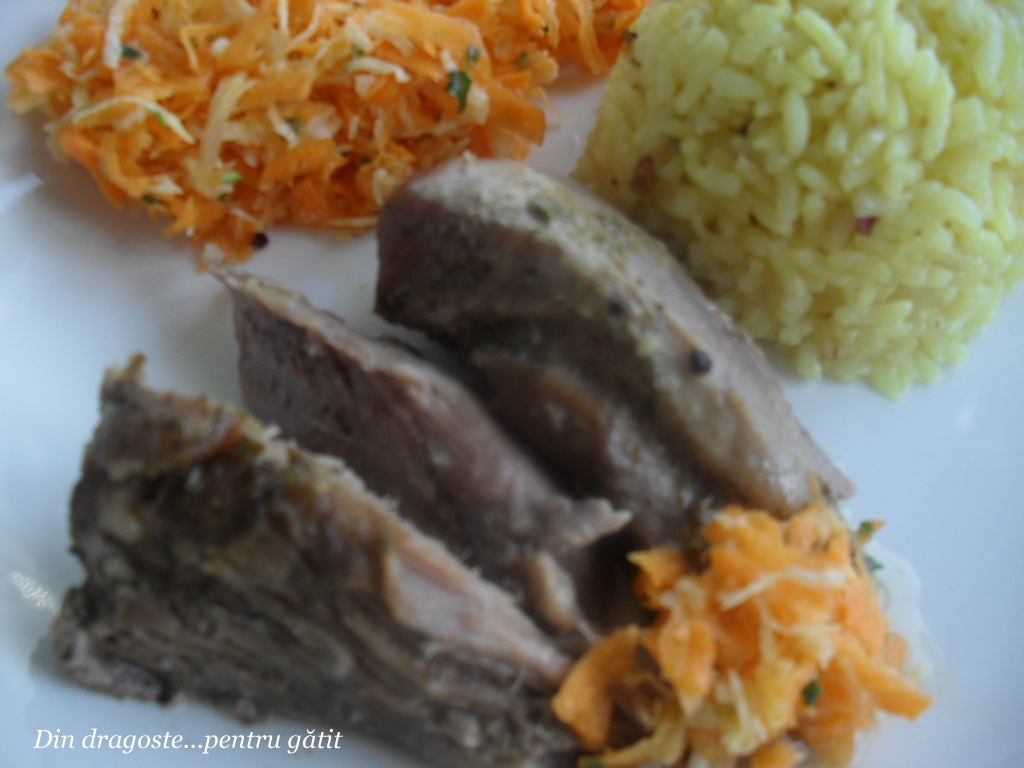 Pulpă de curcan dezosată cu ierburi aromate & Salată de crudităţi