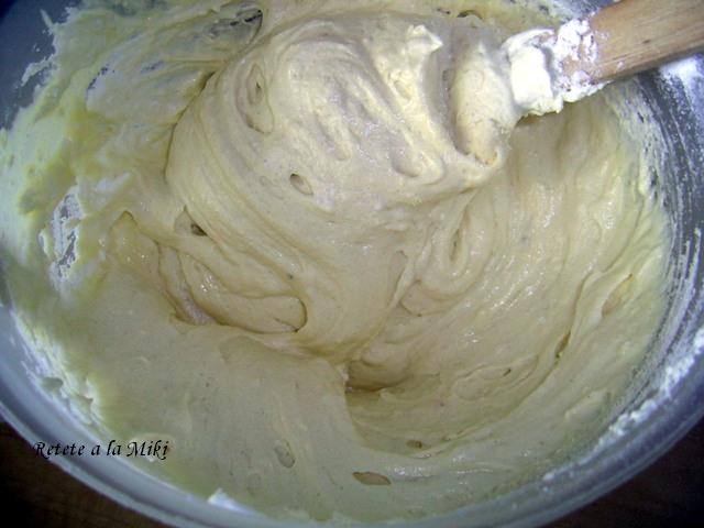 Tort cu mousse de ciocolata si crema de capsuni