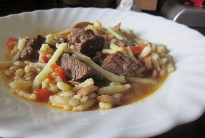 Gulas de vita cu spatzle