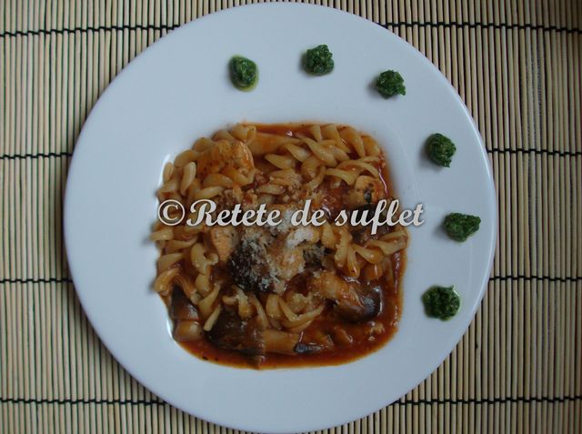 Fusilli cu pui, rosii si sos pesto