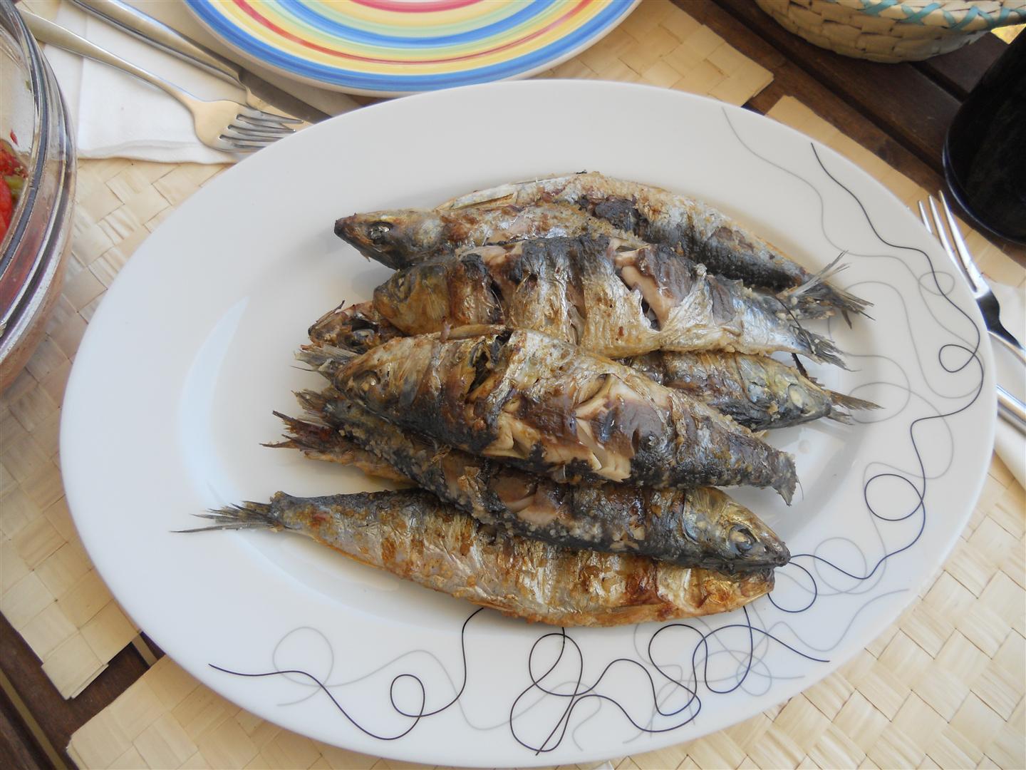 Sardine la gratar cu salata de ardei copti