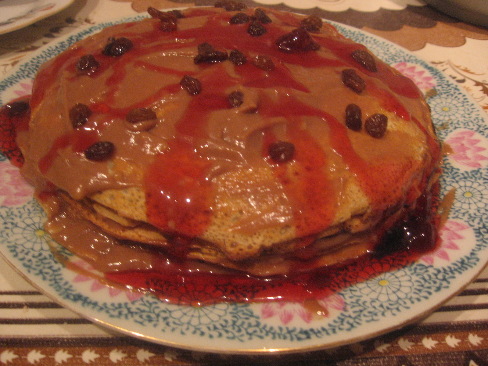 Tort de clatite cu gem de prune si budinca de ciocolata