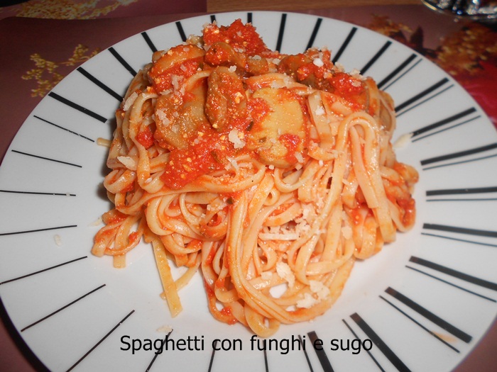 Spaghetti con funghi e sugo