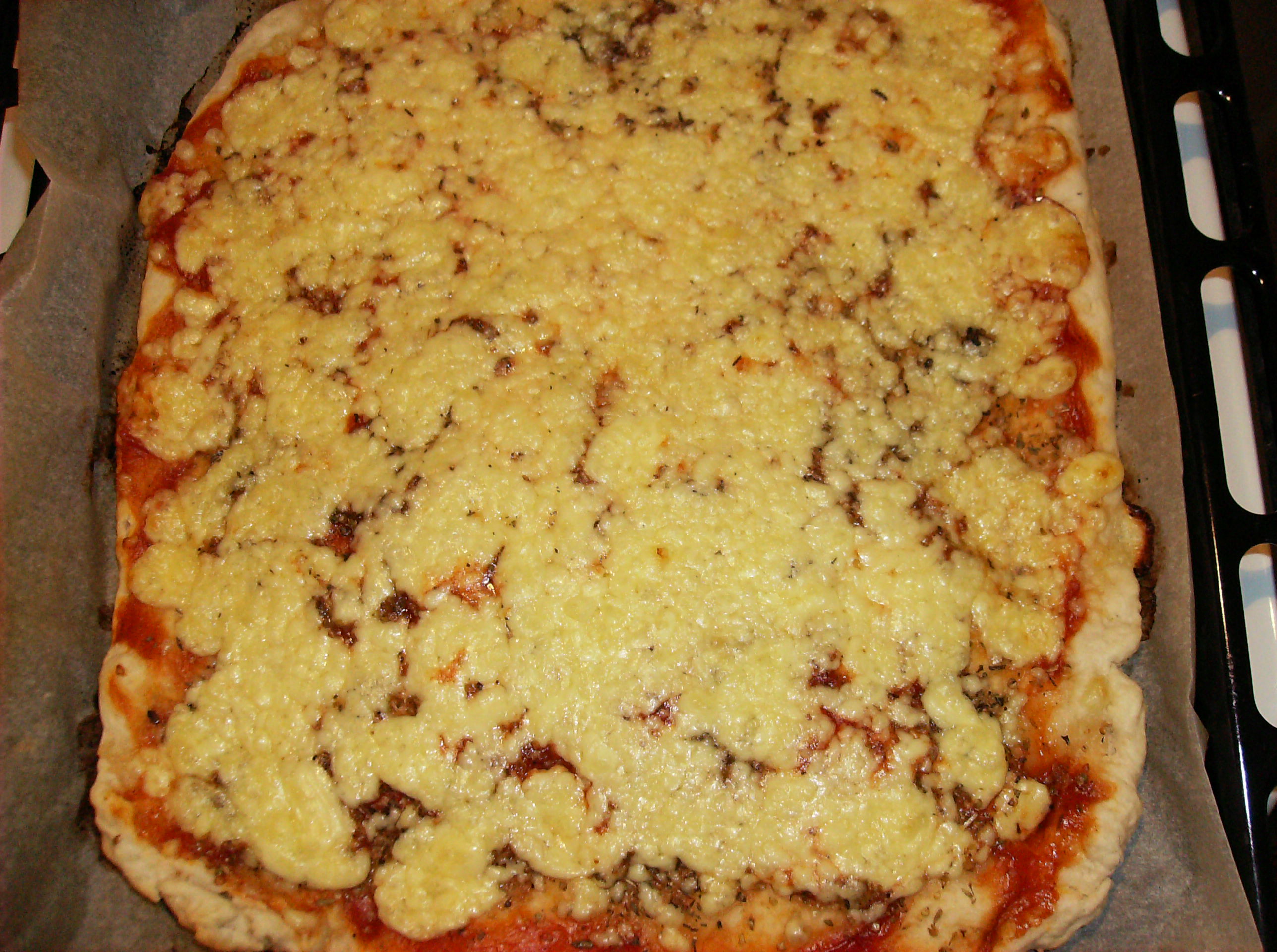 Pizza cu branza de casa