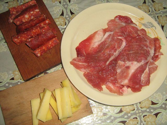 Rulouri de carne cu sos de cascaval si bere neagra