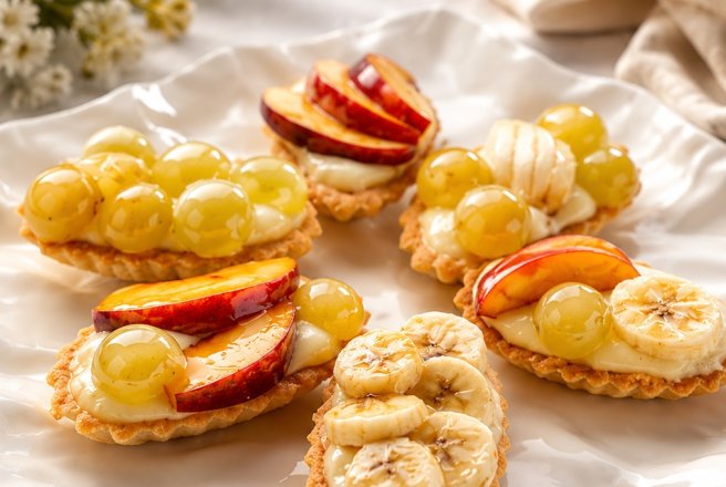 Barcute cu crema de vanilie si fructe.