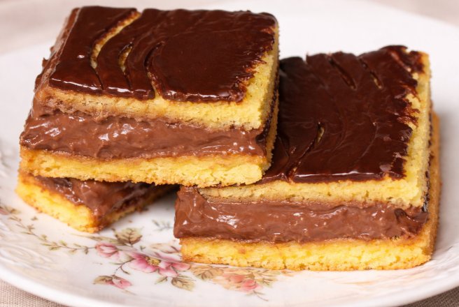 Prajitura pufoasa cu crema de ciocolata